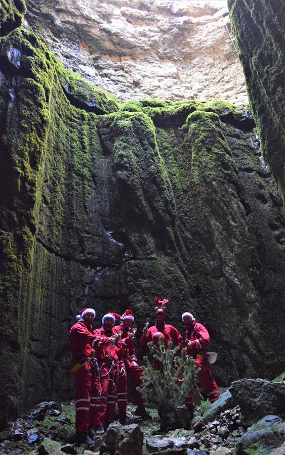 Jedinstveno božićno drvce okićeno u jami Krstača na Vrdovu