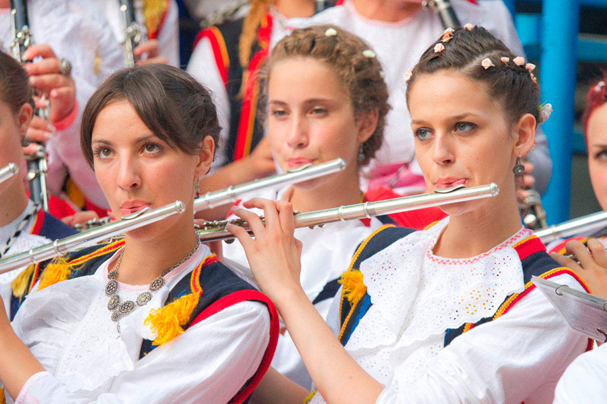 Costume traditionnel des jeunes filles