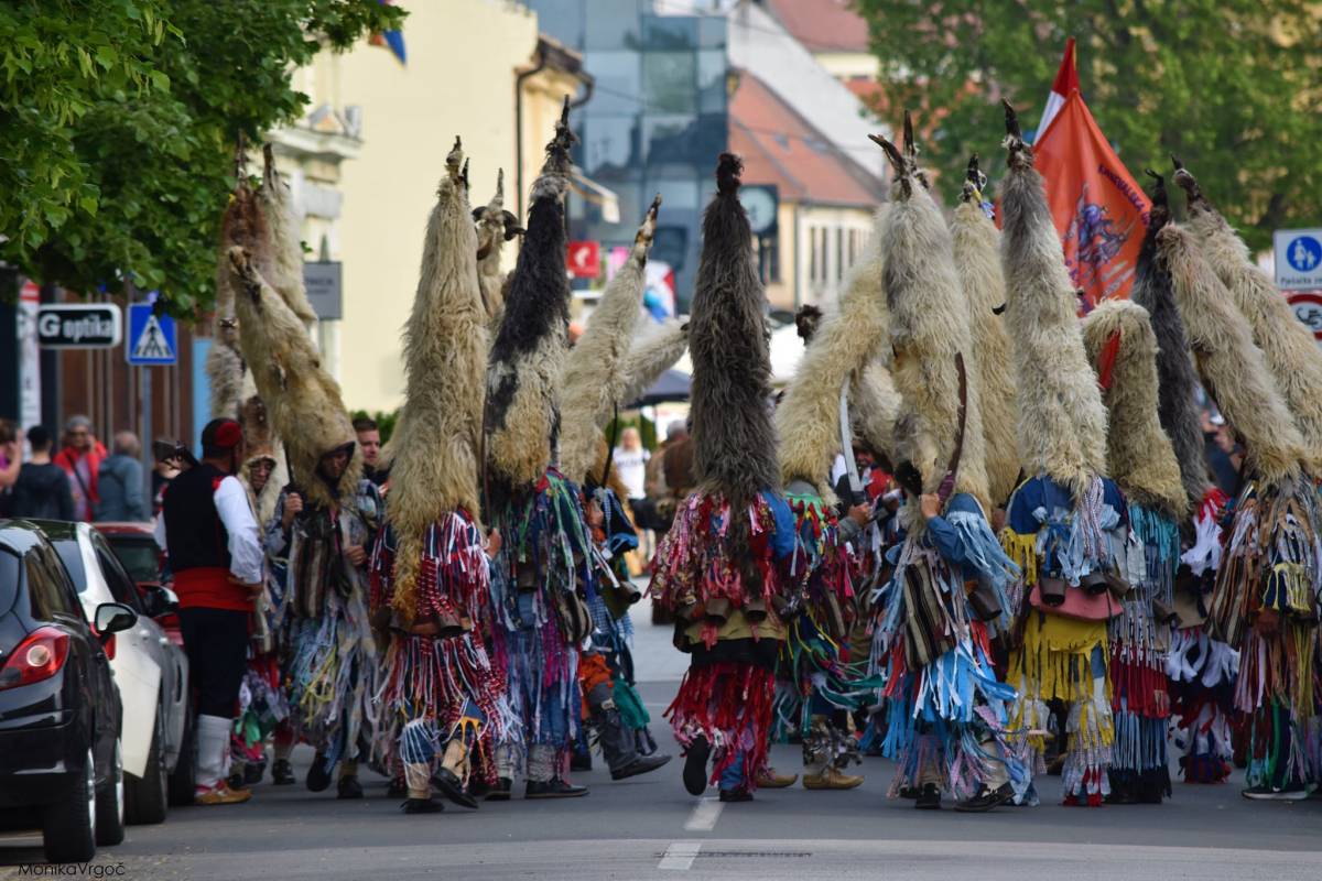 Nastup udruge „Didi s Kamešnice“ na Festivalu nematerijalne baštine, turističkih manifestacija, atrakcija i destinacija &#039;Svi zaJedno Hrvatsko naj - Vukovar 2022.