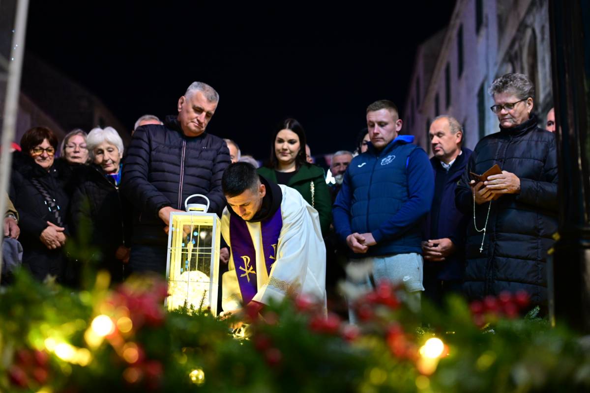 Obred paljenja druge adventske svijeće predvodio je fra Šimun Suton, a upalili su je predstavnici Ragbi kluba Sinj, navijačke skupine Sinjski maligani i veterana Domovinskog rata iz Veteranskog centra Ispostava Sinj, uz nazočnost gradonačelnika grada Sinja.