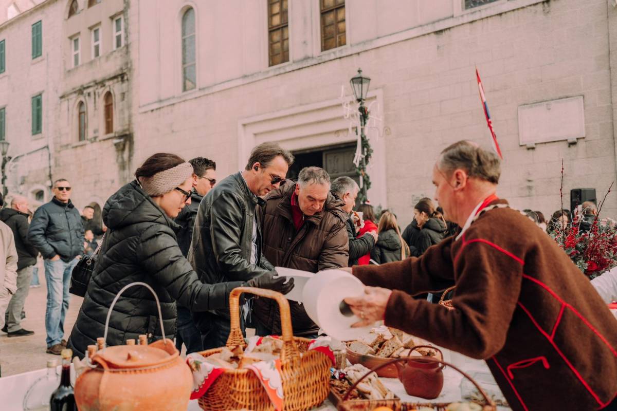 Badnji dan uz blagdanski stol, pjesmu i običaje!