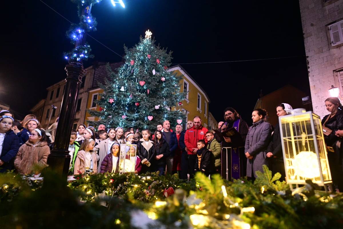 Obred paljenja adventske svijeće predvodio je fra Ivan Čikara, a upalili su je predstavnici Crvenog križa Sinj, vatrogasne postrojbe DVD i JVD Sinj, Hrvatske gorske službe spašavanja - stanica Sinj, Kulturno umjetničkog središta Sinj, uz nazočnost dogradonačelnika grada Sinja.