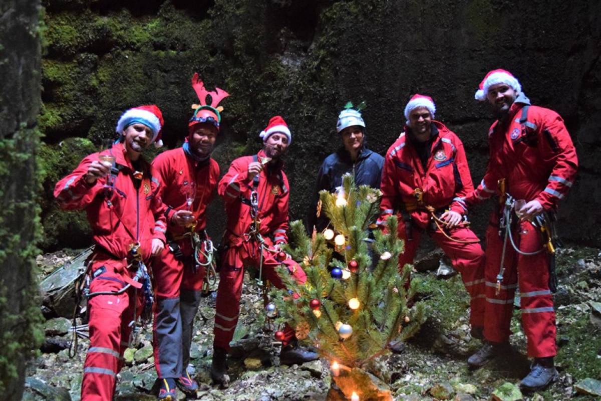 Jedinstveno božićno drvce okićeno u jami Krstača na Vrdovu
